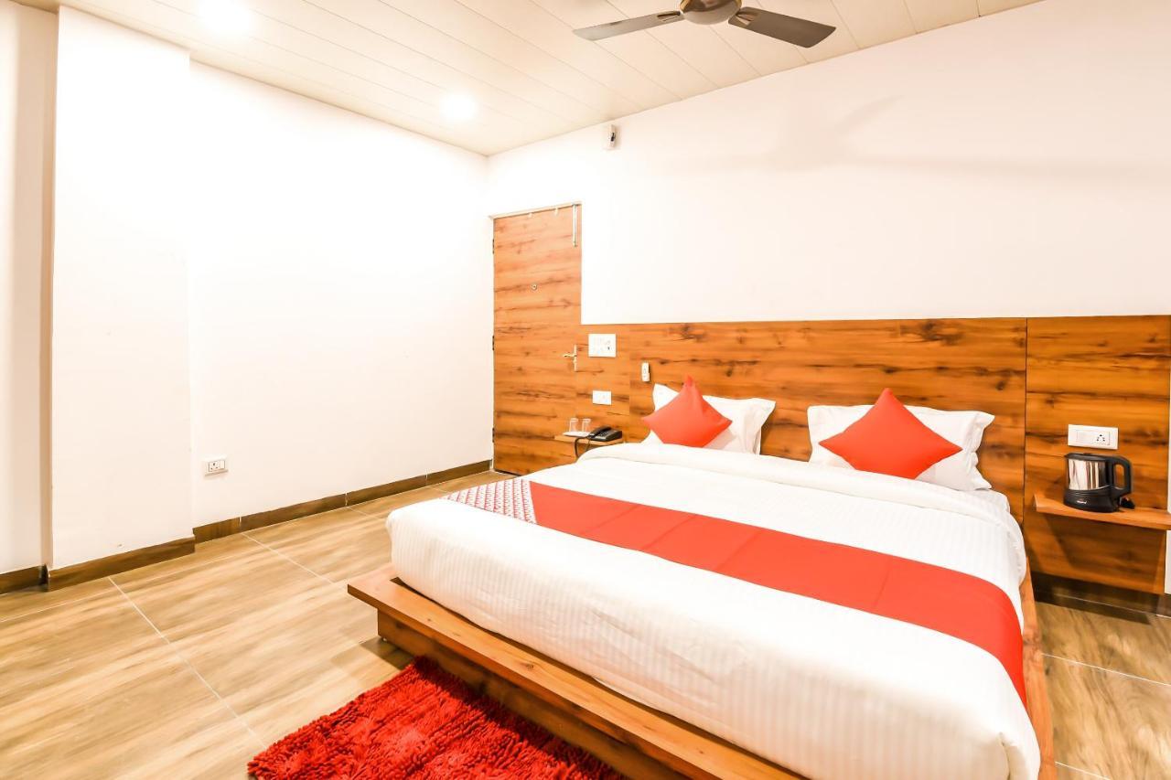 Capital O 19133 Oak Tree Hotel New Delhi Exterior photo